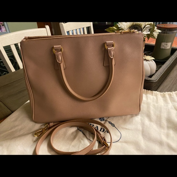 Authentic Prada Saffiano Lux - Picture 7 of 16